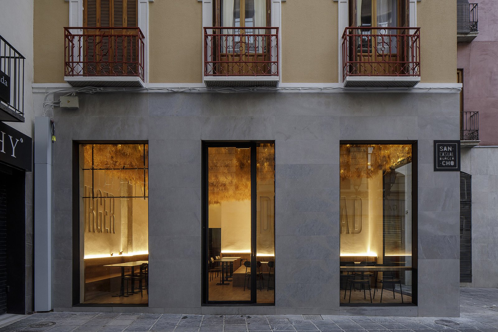 Imagen de la fachada principal de Sancho Casual Burger situado en el centro de Granada, en calle Mesones