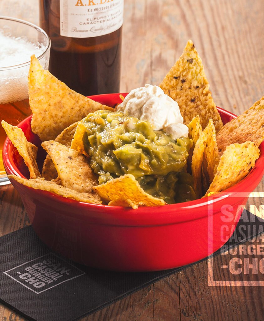 Guacamole con totopos caseros