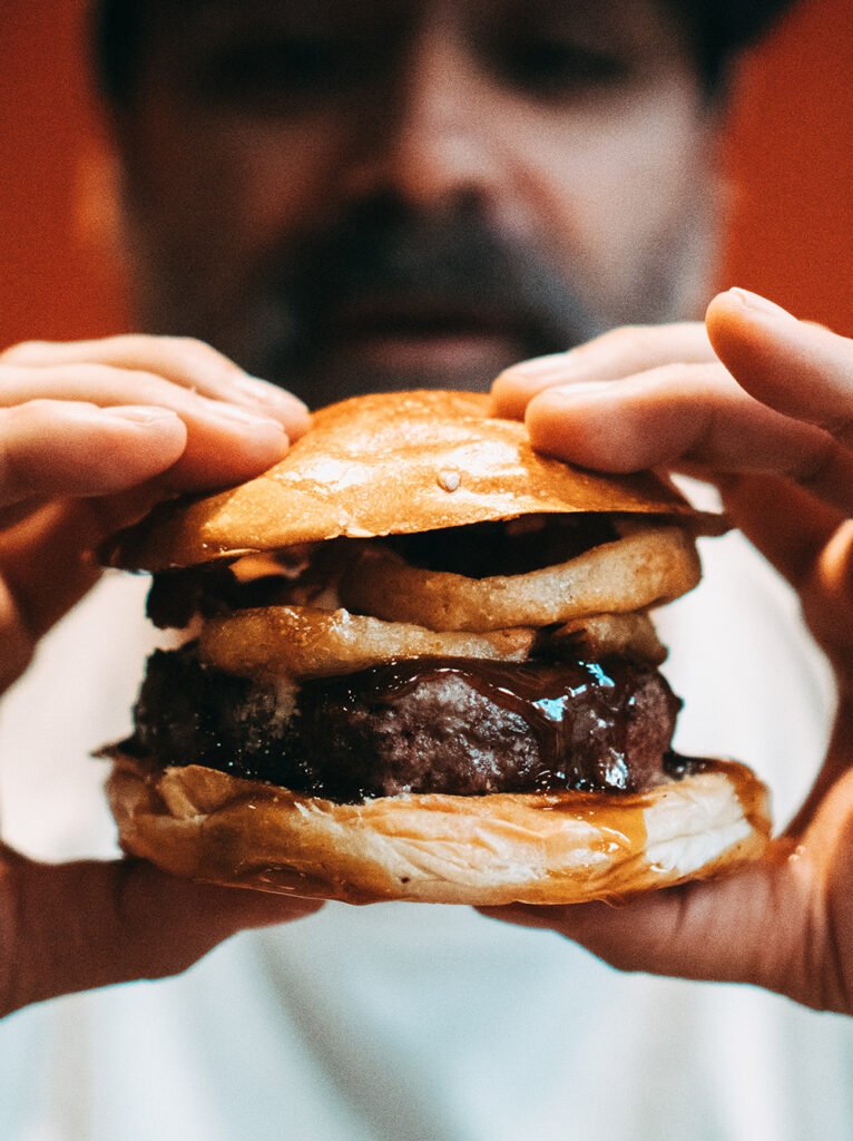 Juan con una Jack Burger de Sancho Casual Burger entre las manos