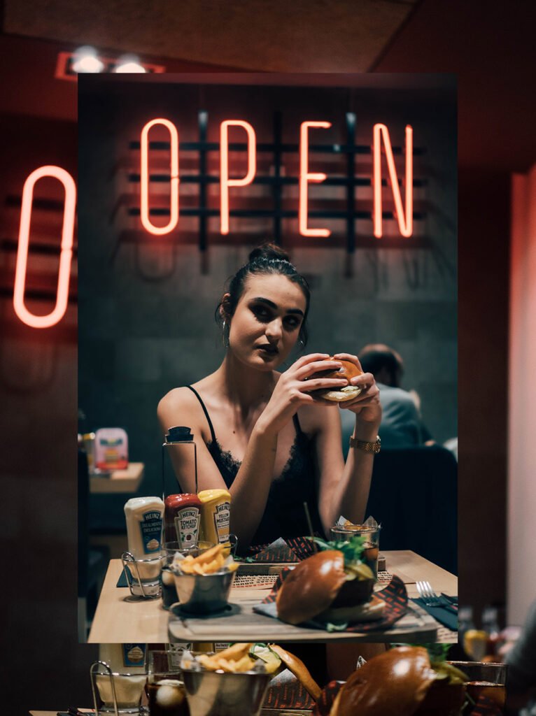 Noelia comiendo una burger en Sancho Casual Burger Tejeiro